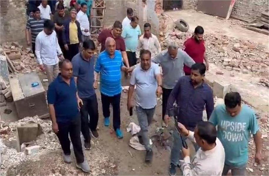 पुश्तैनी मकान को बदमाशों ने किया ध्वस्त, मौके पर पहुंचे भूपेंद्र हुड्डा, पूर्व CM को देख खिसके पुलिस अधिकारी