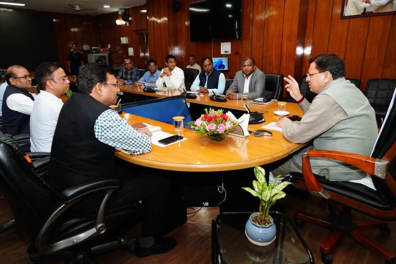 मुख्यमंत्री पुष्कर सिंह धामी ने सचिवालय में केंद्र सरकार की अंतर-मंत्रालयी टीम के सदस्यों ने भेंट कर आपदा प्रबंधन के दृष्टिगत विभिन्न सुझाव साझा किए