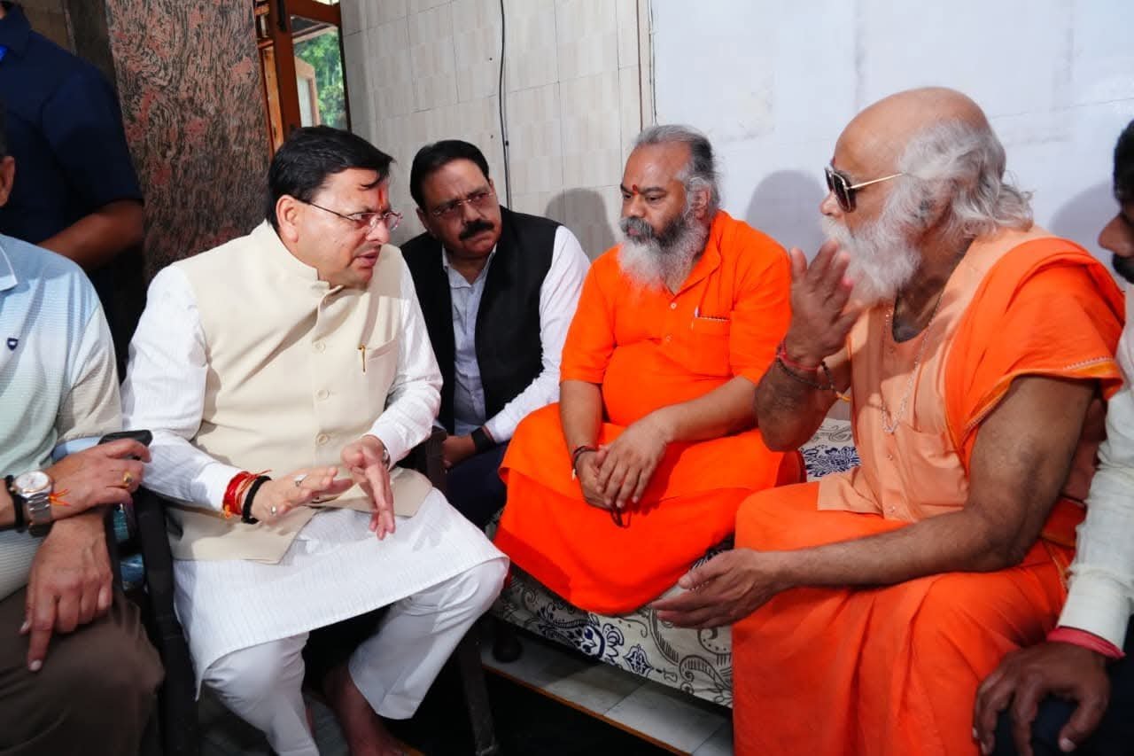 मुख्यमंत्री पुष्कर सिंह धामी ने टपकेश्वर महादेव मंदिर क्षेत्र में अतिवृष्टि से प्रभावित स्थलों का निरीक्षण किया