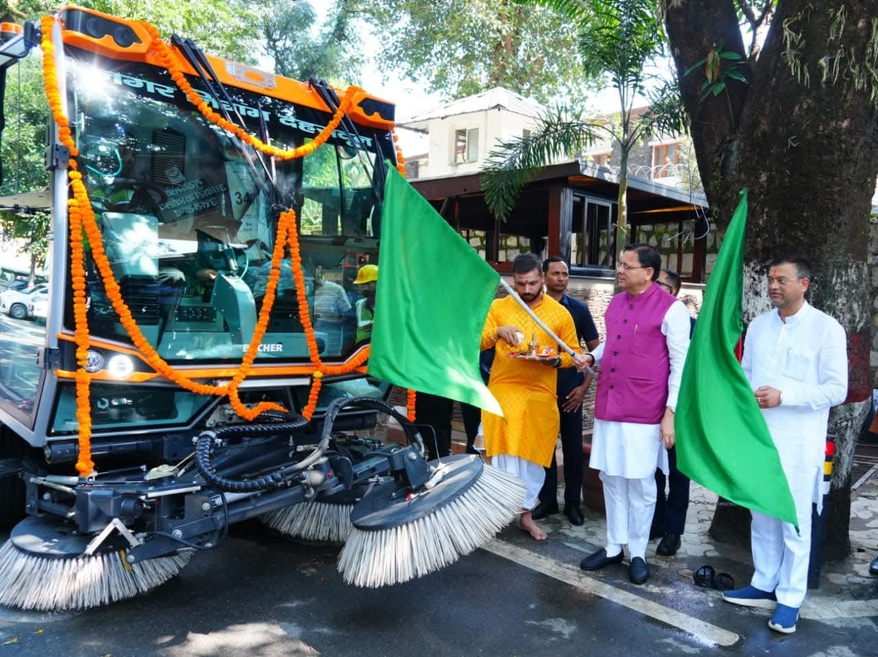 मुख्यमंत्री पुष्कर सिंह धामी ने देहरादून में वैक्यूम बेस्ड रोड स्वीपिंग मशीन का किया फ्लैग ऑफ
