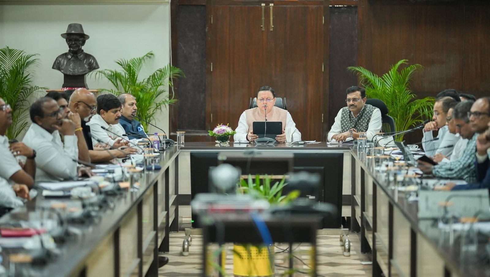 मुख्यमंत्री ने अधिकारियों को दिए सड़कों को गड्ढा मुक्त बनाने और छात्रों की समस्याओं के समाधान के निर्देश