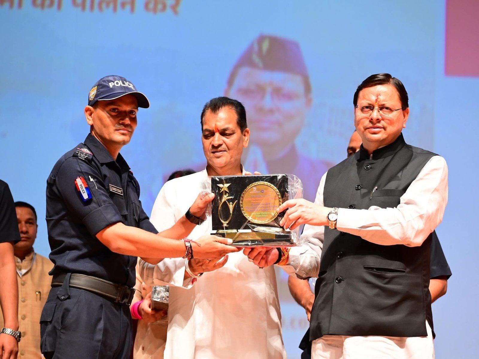 आपदा के दौरान अथक परिश्रम करने वाले कर्मियों को मुख्यमंत्री ने दिया सम्मान