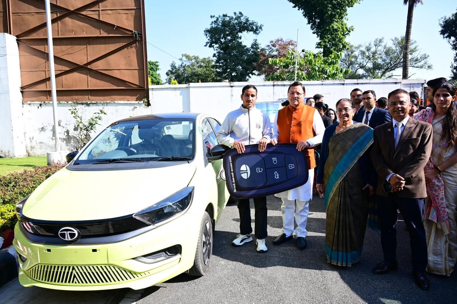 मुख्यमंत्री धामी ने मुख्यसेवक सदन में ‘बिल लाओ-इनाम पाओ’ योजना के अंतर्गत लकी ड्रॉ विजेताओं को पुरस्कार किए वितरित