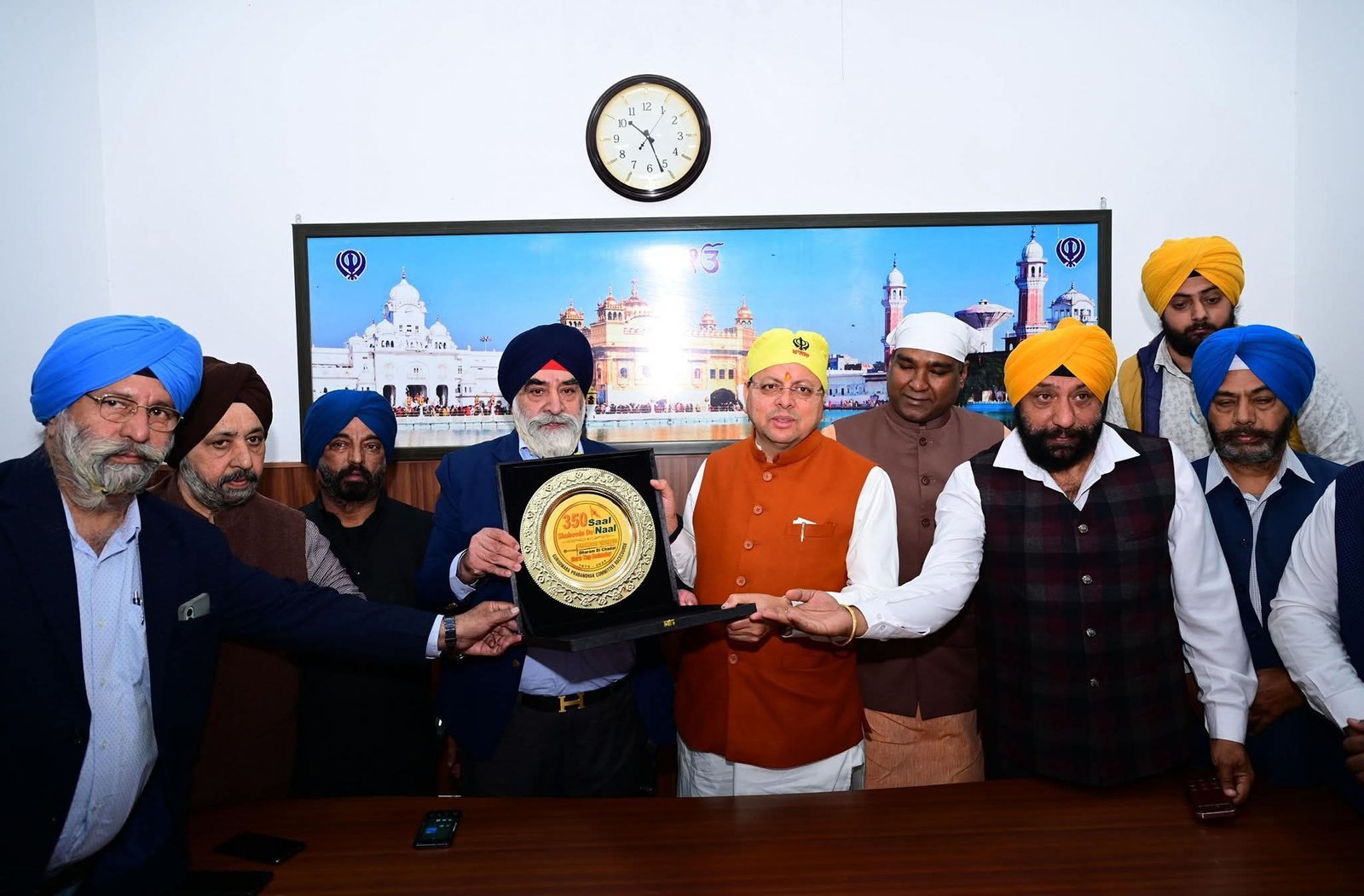 सीएम धामी ने गुरु तेग बहादुर जी के 350वें शहीदी दिवस पर गुरुद्वारे में मत्था टेका