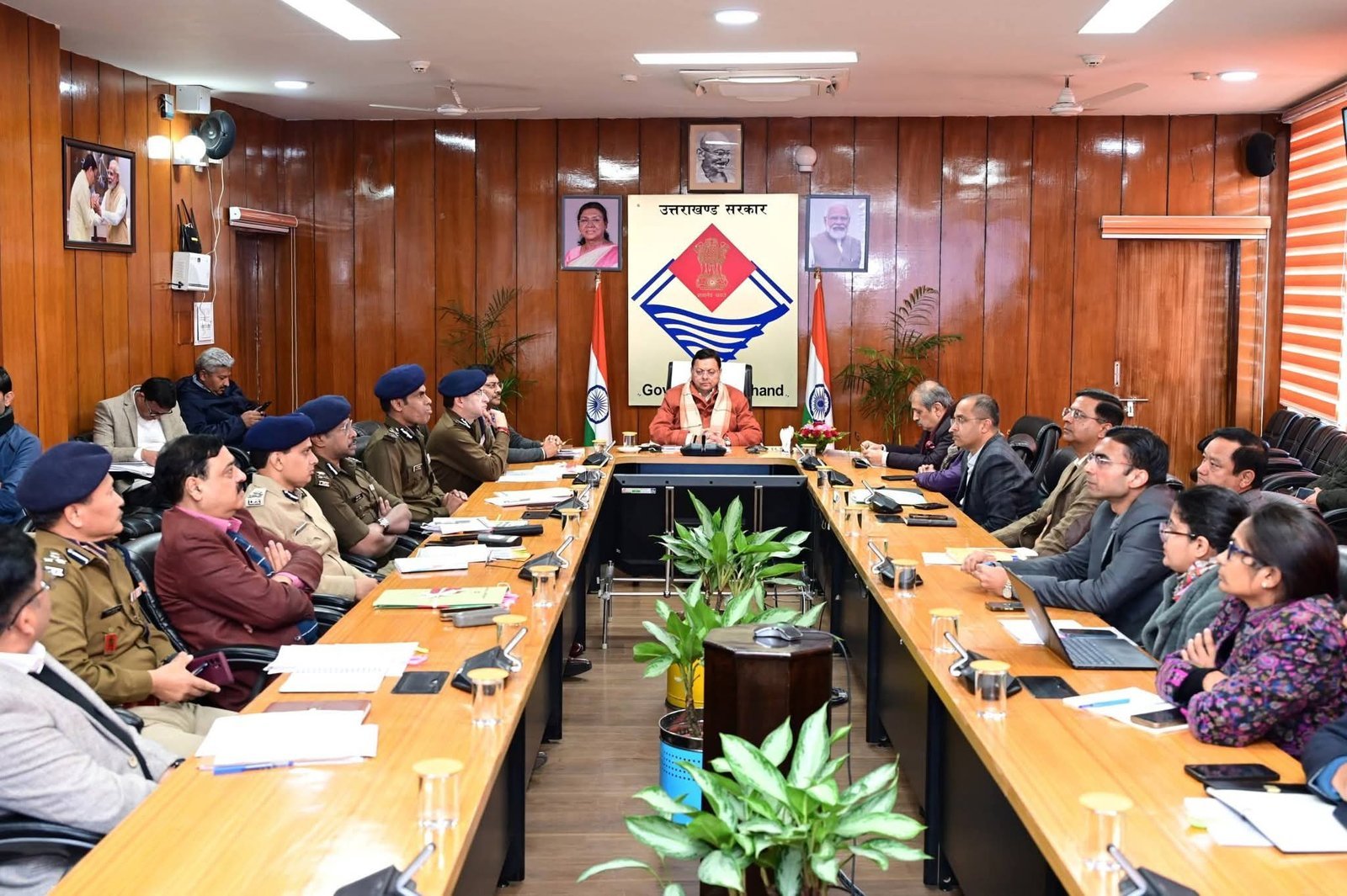 मुख्यमंत्री पुष्कर सिंह धामी ने नव वर्ष से पहले सचिवालय में यातायात व कानून व्यवस्था की समीक्षा की