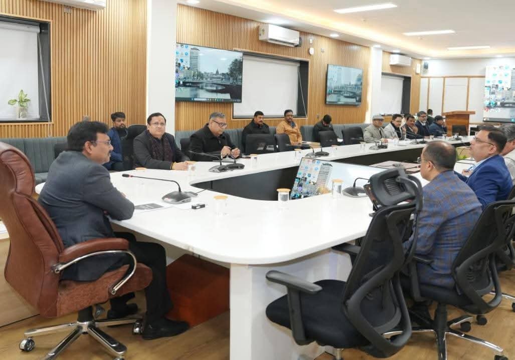 मुख्य सचिव आनंद बर्द्धन ने जिलाधिकारियों के साथ वीडियो कॉन्फ्रेंसिंग की बैठक