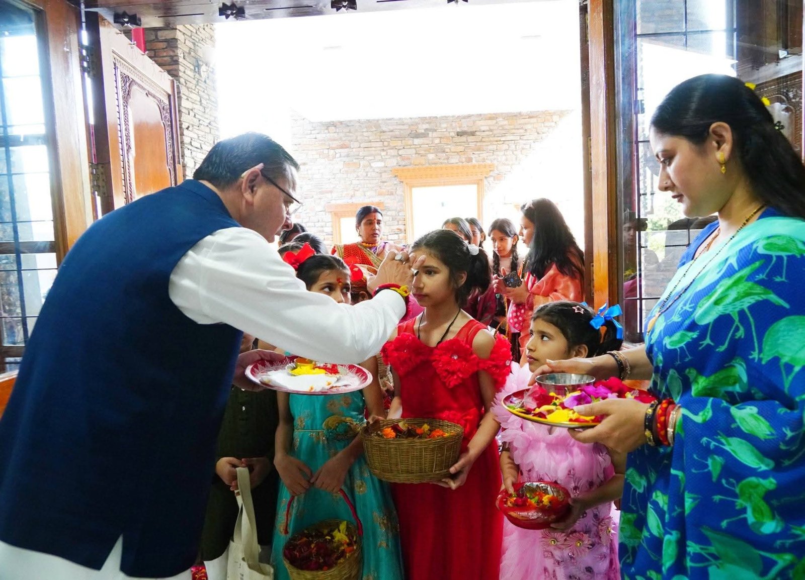 फूलदेई के रंग में रंगा मुख्यमंत्री आवास, बच्चों ने दी बसंत की बधाई