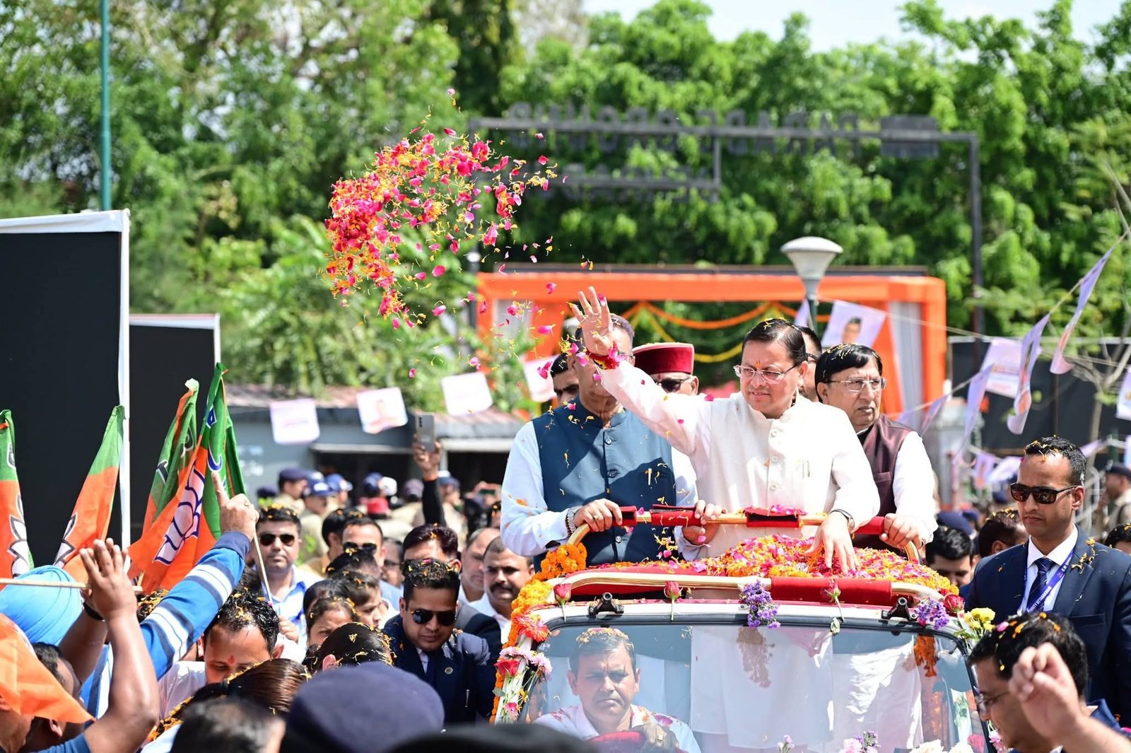 मुख्यमंत्री के रोड शो में उमड़ा जनसैलाब, 4 साल के कार्यकाल पर जनता की मुहर