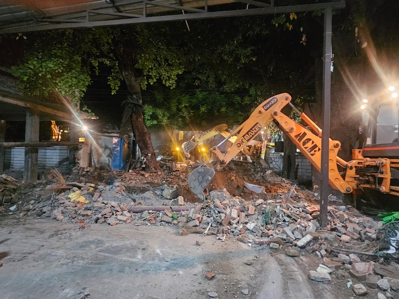 दून अस्पताल में बनी अवैध मजार पर चला धामी सरकार का बुल्डोजर