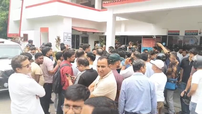 नैनीताल बवाल की आग पहुंची हल्द्वानी, हिंदूवादी संगठनों ने कोतवाली घेराव कर किया प्रदर्शन