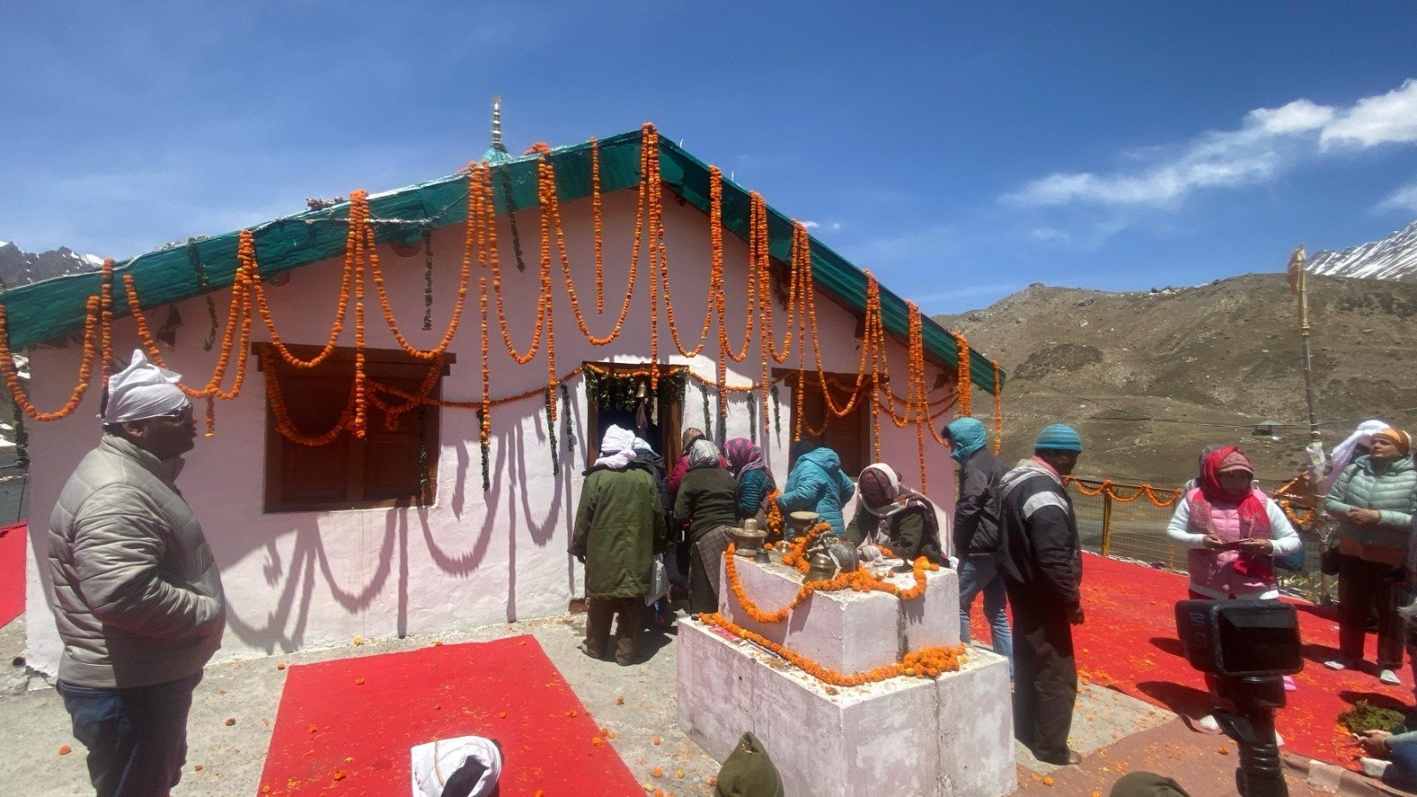 “आदि कैलाश ओम पर्वत यात्रा का पवित्र क्षण: पार्वती कुण्ड के निकट भगवान शिव के प्राचीन मंदिर के कपाट खुले, श्रद्धालुओं ने किए दर्शन”