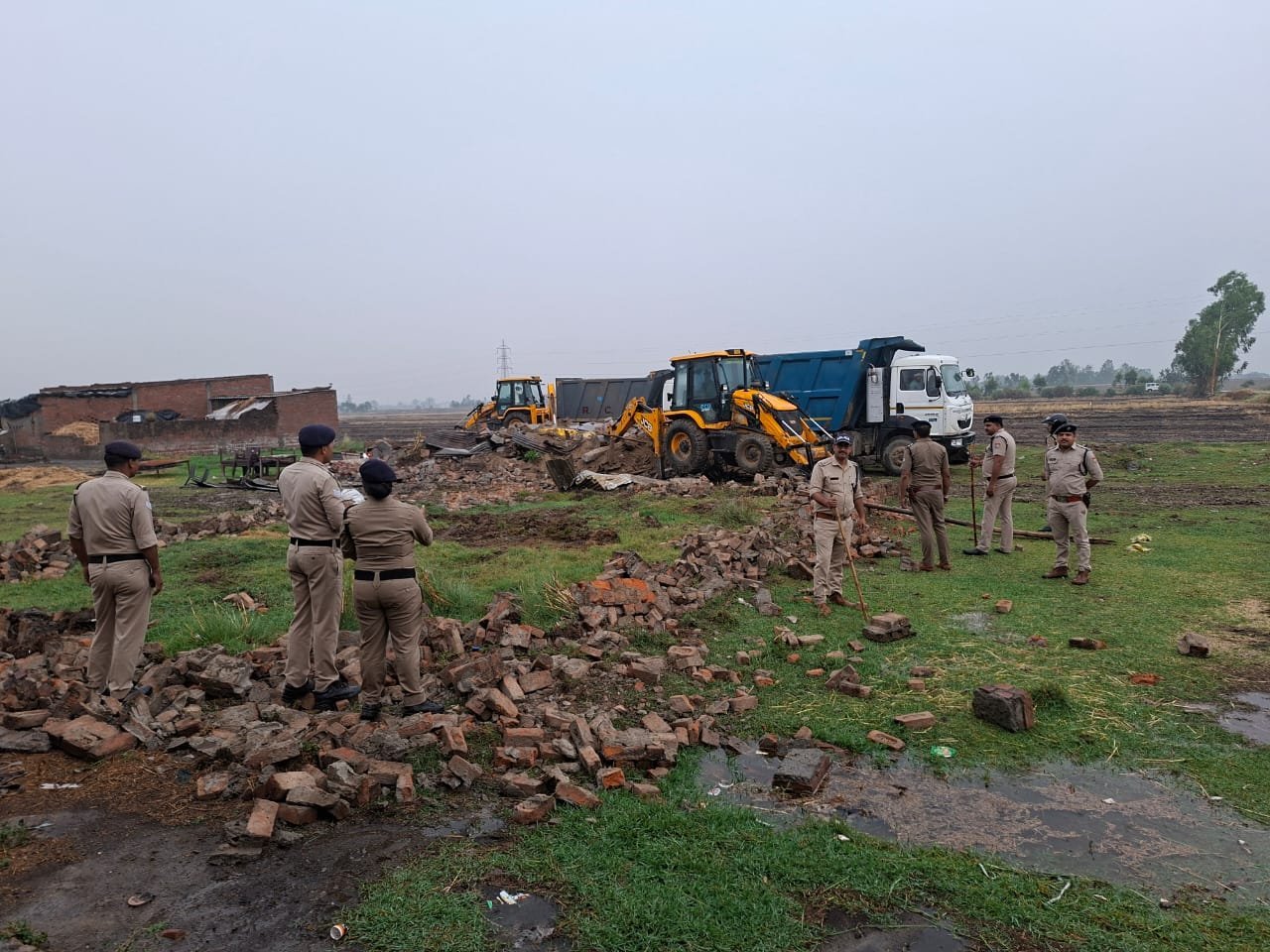 हत्यारे को मिला जवाब, अवैध अतिक्रमण पर चला बुलडोजर