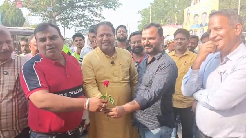 रुद्रपुर में गांधीगिरी का अनोखा तरीका: नगर निगम के अधिकारियों ने व्यापारियों को गुलाब का फूल देकर फुटपाथ खाली करने का किया अनुरोध