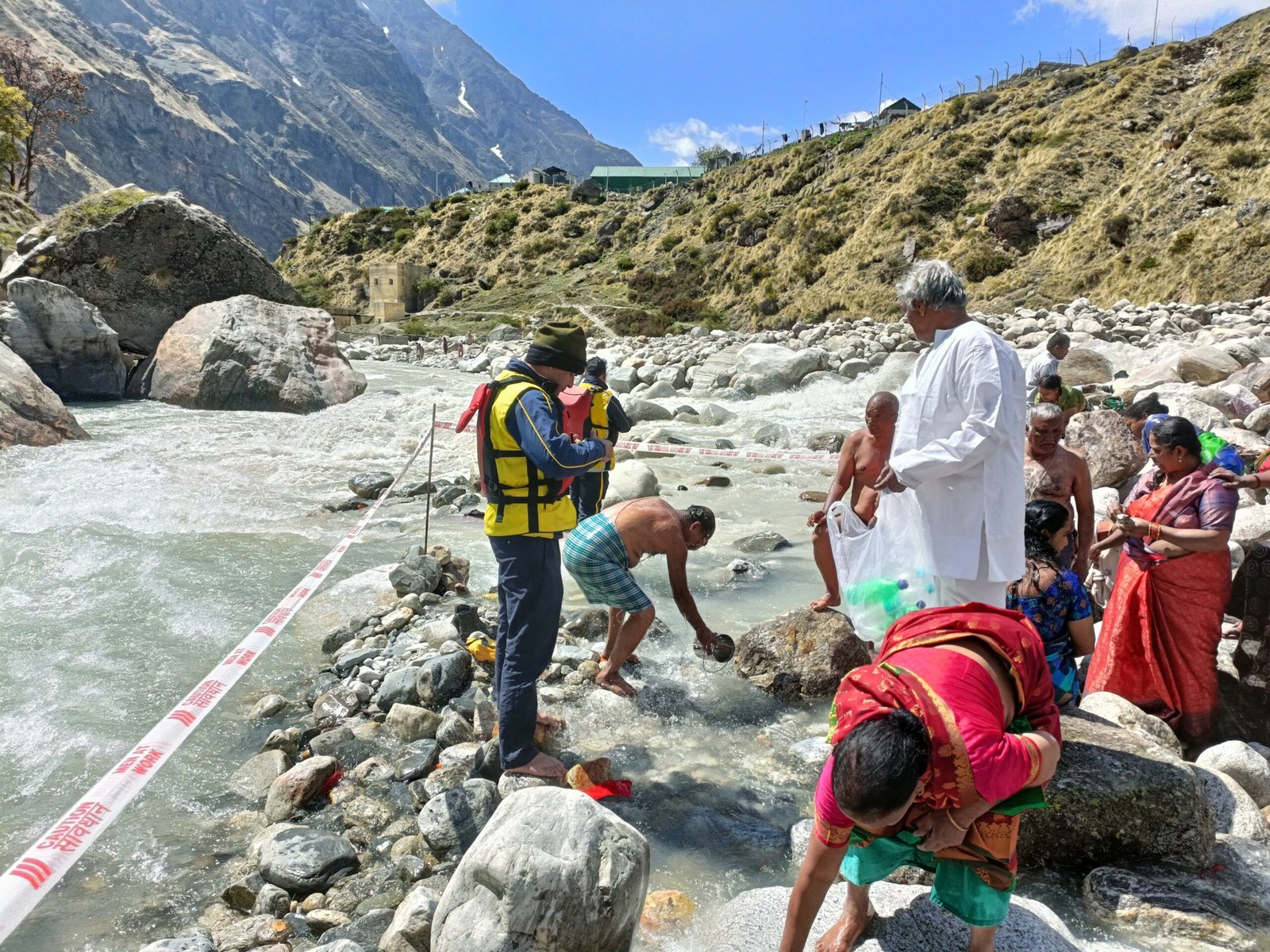 माणा गांव में शुरु हुआ पुष्कर कुंभ, दक्षिण भारत के श्रद्धालुओं ने लगाई आस्था की डुबकी