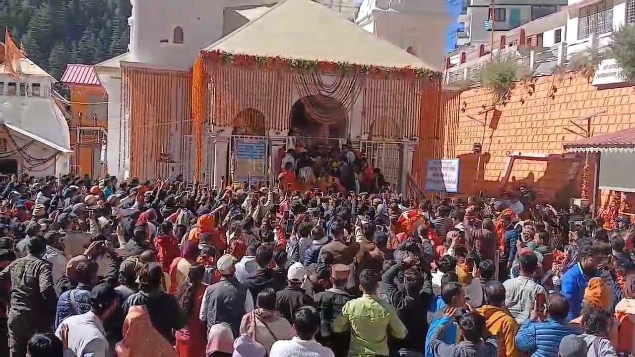 चार धाम यात्रा में यात्राओं ने पकड़ी रफ्तार गंगोत्री एवं यमुनोत्री धाम में श्रद्धालुओं की लगातार बढ़ती आमद,दोनों धाम में मात्र 27 दिन में 5 लाख से अधिक तीर्थ यात्री कर चुके दर्शन
