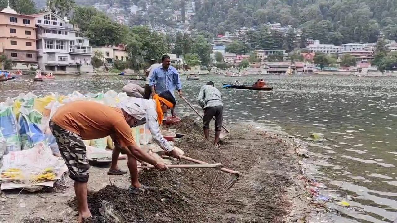 नैनीताल की नैनीझील से मिट्टी और गाद हटाने का काम शुरु किया गया