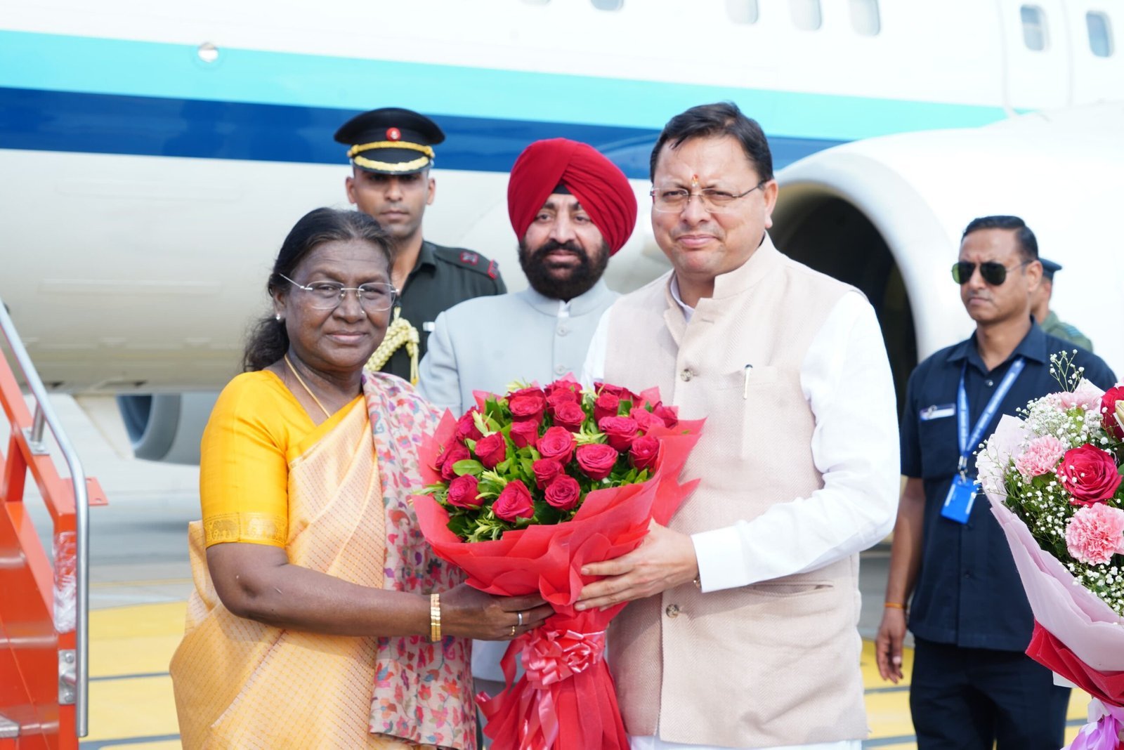 राष्ट्रपति द्रौपदी मुर्मू का उत्तराखंड आगमन, राज्यपाल और मुख्यमंत्री ने किया स्वागत