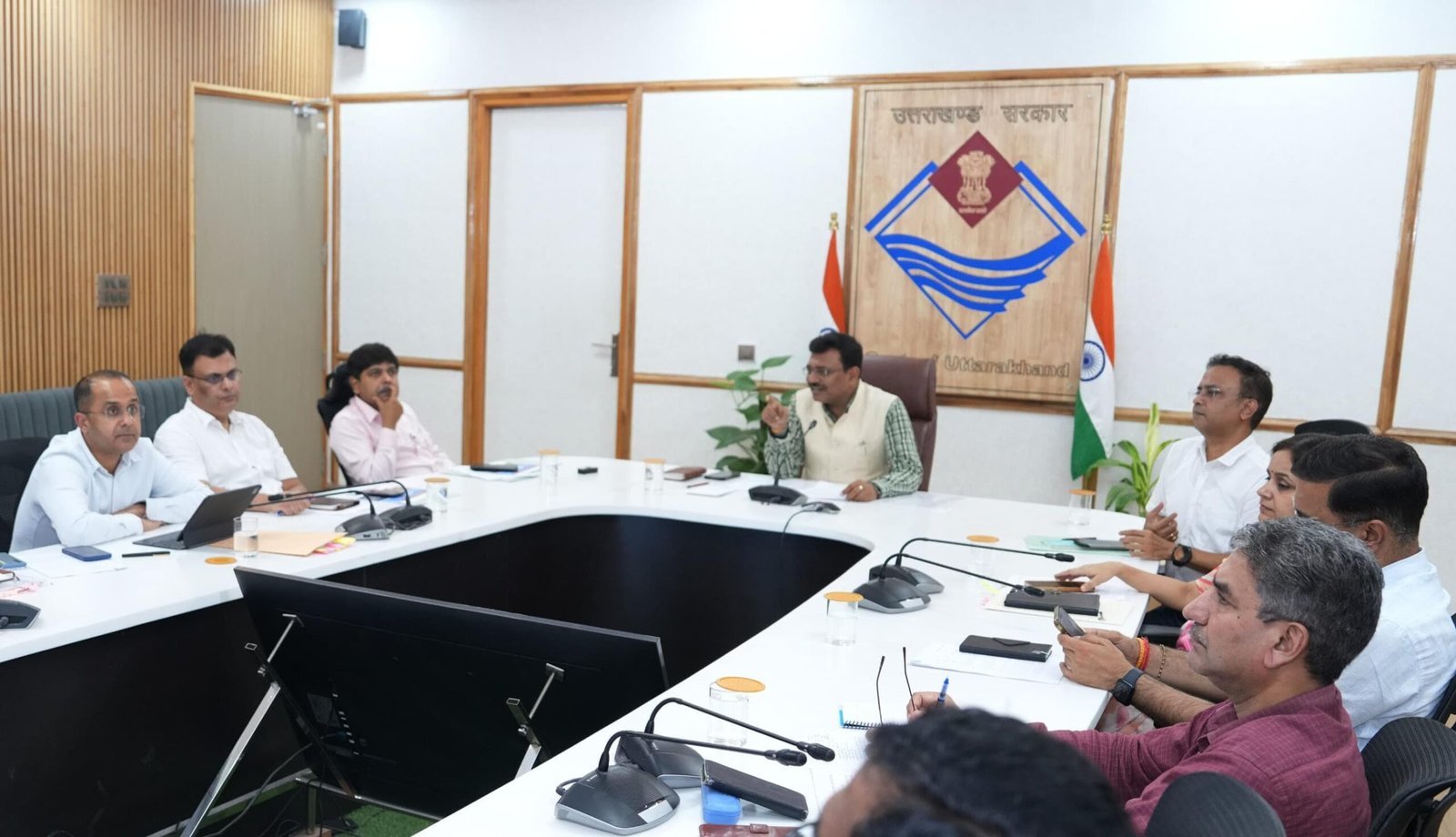 मुख्य सचिव आनन्द बर्द्धन की अध्यक्षता में सचिवालय में सचिव समिति की बैठक हुई आयोजित