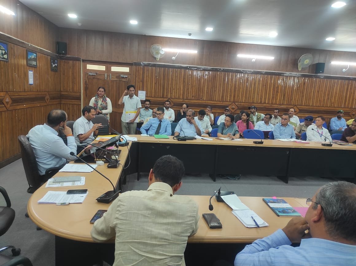 जनता मिलन में जिलाधिकारी ने सुनी जन-समस्याएं, त्वरित समाधान के दिए निर्देश