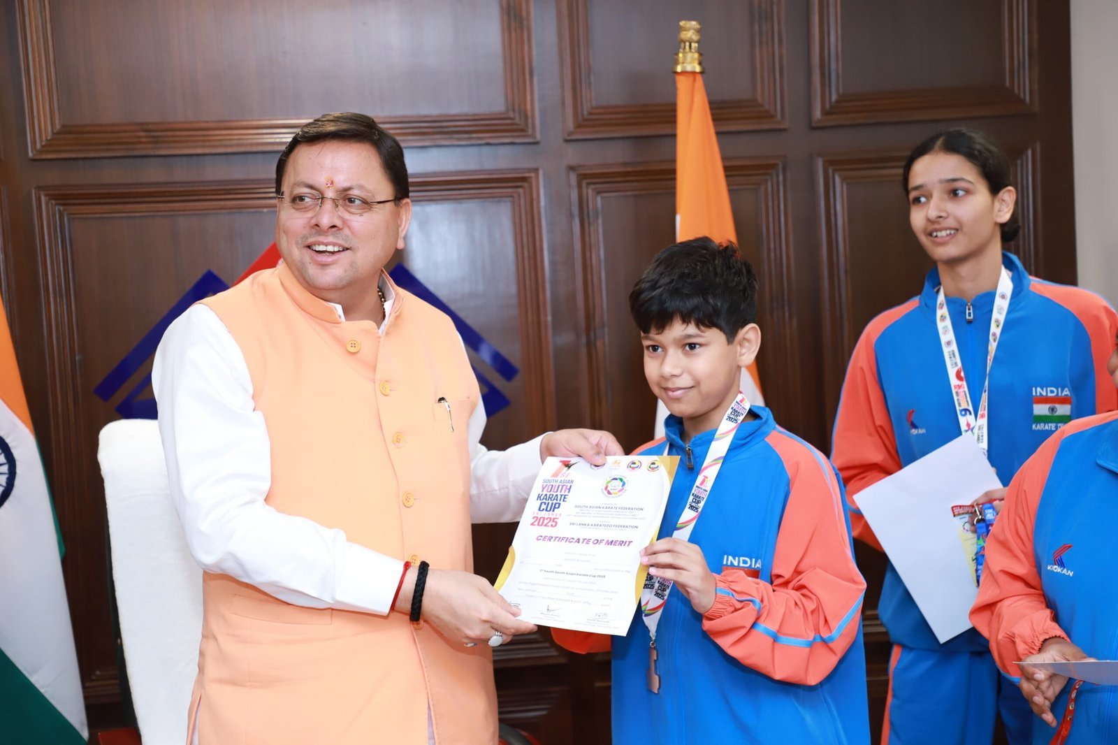 मुख्यमंत्री पुष्कर सिंह धामी ने मंगलवार को नई दिल्ली में राज्य के तीन होनहार कराटे चौंपियन्स को सम्मानित किया।