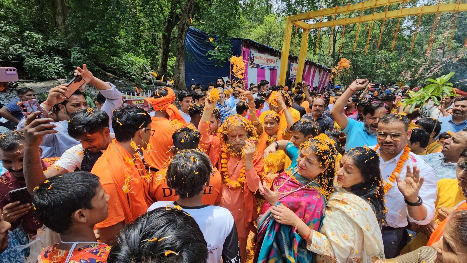 कांवड़ मेले में आये श्रद्धालुओं पर पुष्पवर्षा कर किया गया स्वागत, श्रद्धा, सेवा और समर्पण से गूंजा बाघखाला, हजारों की संख्या में उमड़े शिवभक्त