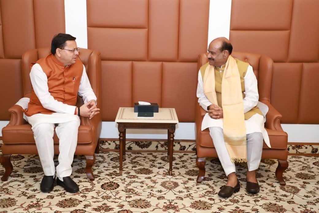 मुख्यमंत्री पुष्कर सिंह धामी ने आज नई दिल्ली में लोकसभा अध्यक्ष ओम बिड़ला से शिष्टाचार भेंट की