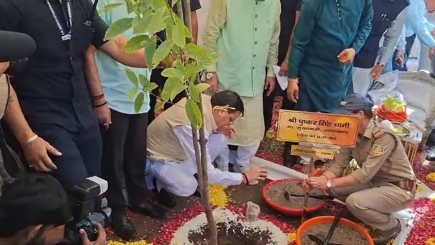 हरेला पर्व पर सीएम ने किया वृक्षारोपण…