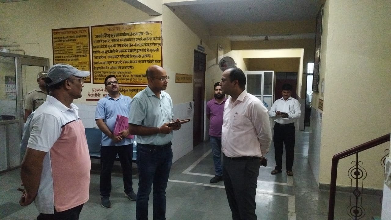 रात में पहुंचकर देखीं व्यवस्थाएं, टनकपुर अस्पताल के लिए जिलाधिकारी ने सुझाए सुधार के बहुपक्षीय उपाय