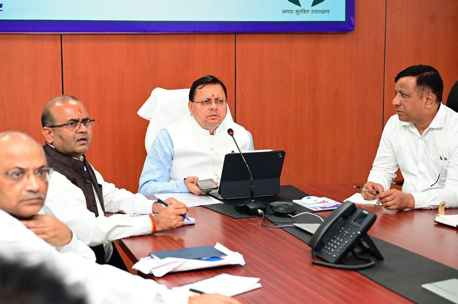 मुख्यमंत्री धामी ने सोमवार को आईटी पार्क स्थित राज्य आपदा परिचालन केन्द्र से प्रदेश में हो रही अतिवृष्टि का जायजा लिया