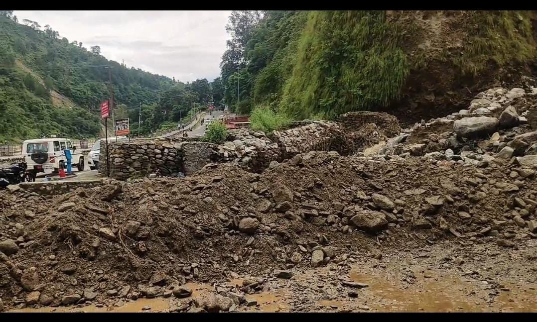 बारिश बनी आफत, जनजीवन अस्त व्यस्त