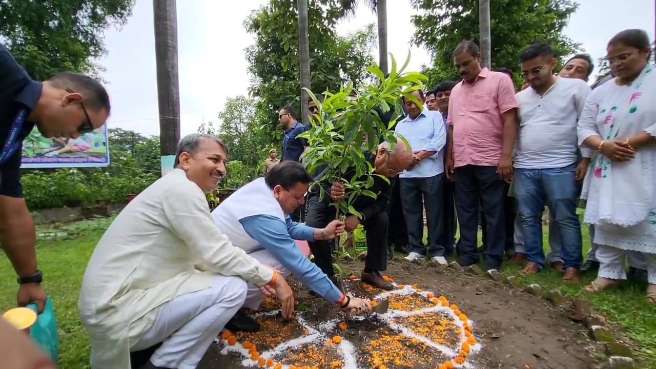 मुख्यमंत्री धामी ने एफटीआई परिसर में ‘एक पेड़ मां के नाम’ अभियान के तहत पौधारोपण कर पर्यावरण संरक्षण का संदेश दिया