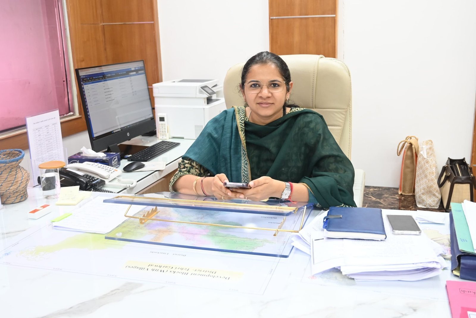 “जन समस्याओं की अनदेखी पर जिलाधिकारी सख्त, दो अभियंताओं को थमाया नोटिस”