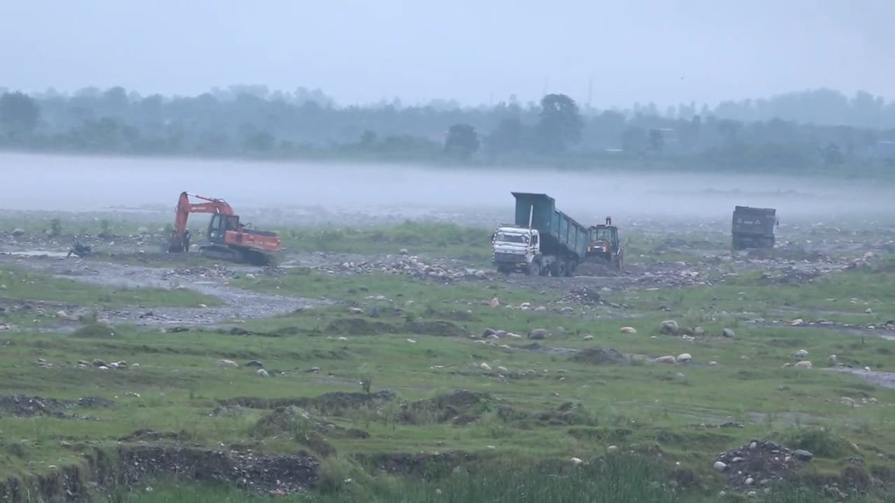 उफनती नदियों में भी अवैध खनन जारी … प्रशासन की नाक के नीचे मशीनों से किया जा रहा है यमुना नदी में अवैध खनन