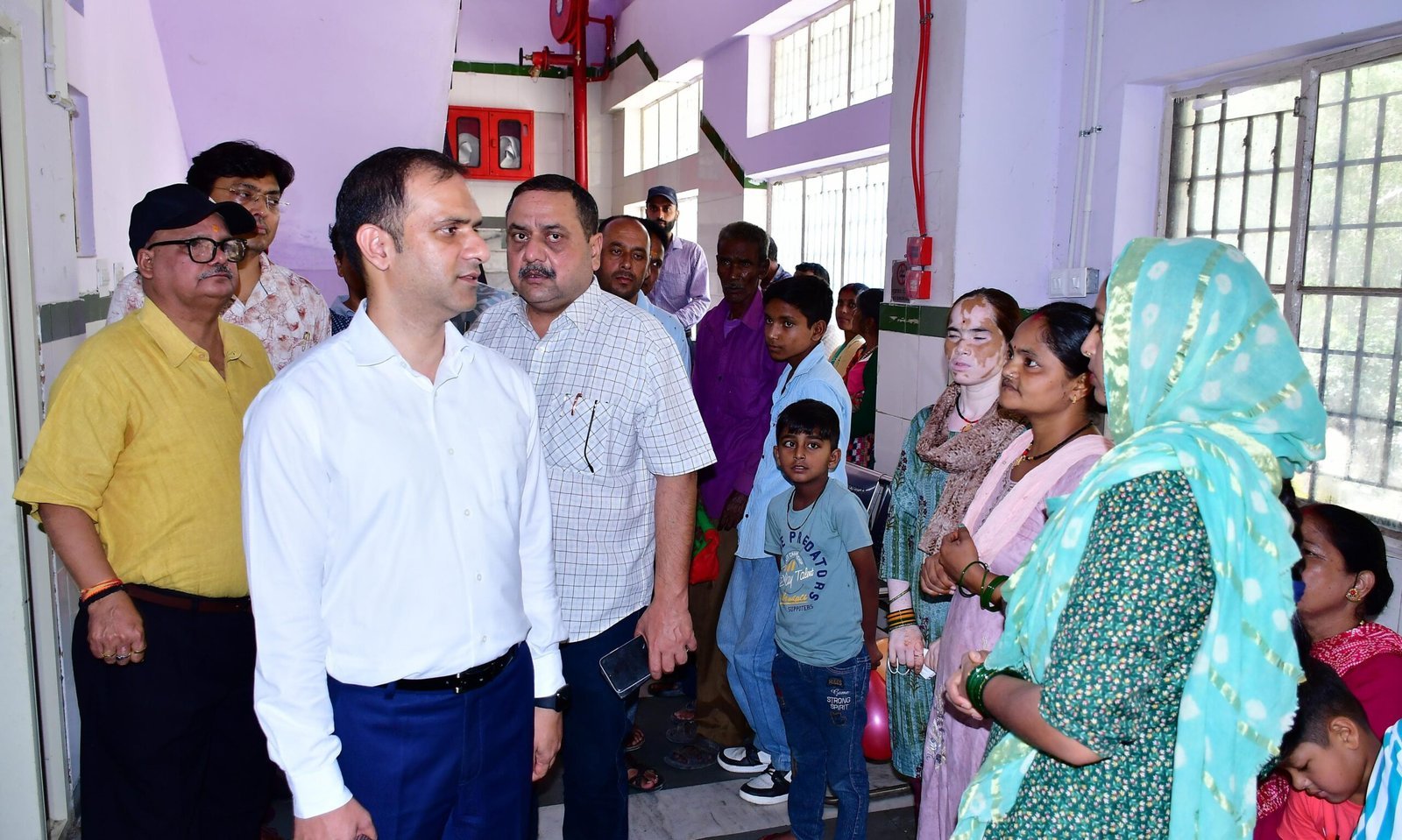 जिलाधिकारी आशीष भटगाई ने जिला चिकित्सालय का किया औचक निरीक्षण