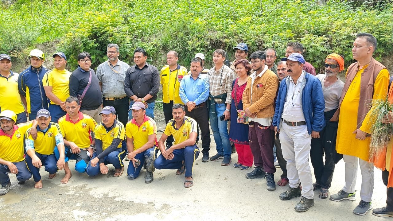 आपदा के बीच रक्षाबंधन का संदेश, स्वास्थ्यकर्मियों ने बांधी राखियां, मिला सुरक्षा का भरोसा