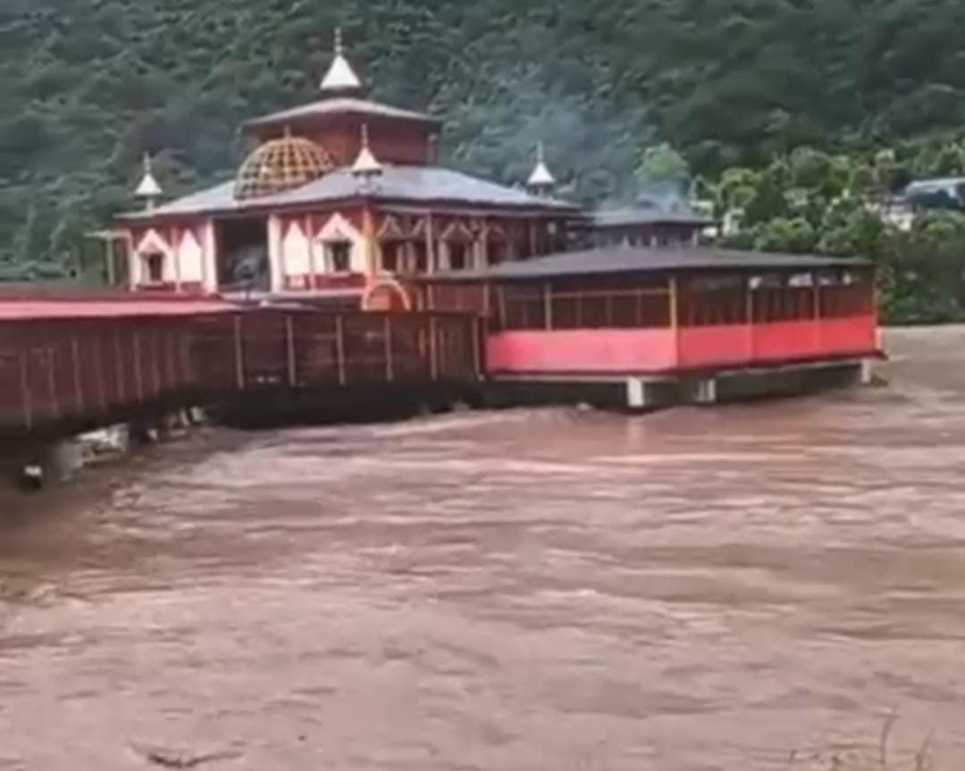 उत्तराखंड में भारी बारिश से अलकनंदा नदी का जलस्तर खतरनाक स्तर पर पहुंचा, यातायात पर रोक