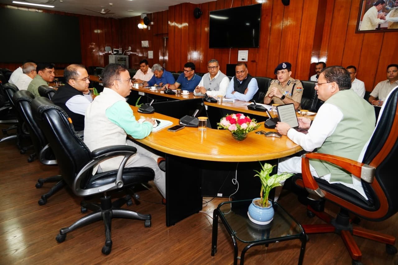 मुख्यमंत्री पुष्कर सिंह धामी ने सचिवालय में उच्च अधिकारियों के साथ बैठक कर प्रदेश में चल रहे विभिन्न विकास कार्यों की समीक्षा की