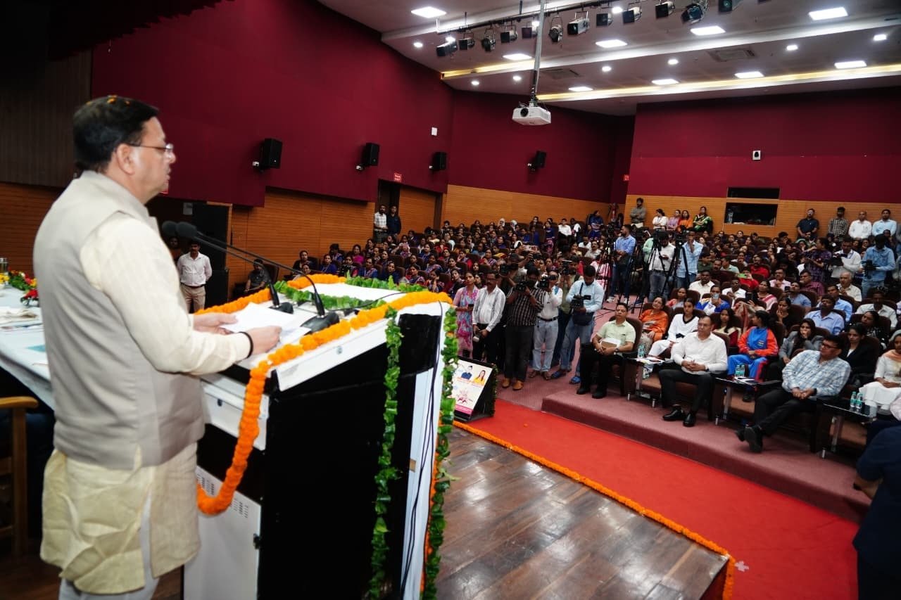 मुख्यमंत्री पुष्कर सिंह धामी ने शासकीय आवास पर अधिकारियों के साथ बैठक कर प्रदेश में संचालित सभी टोल फ्री नंबरों की जानकारी ली