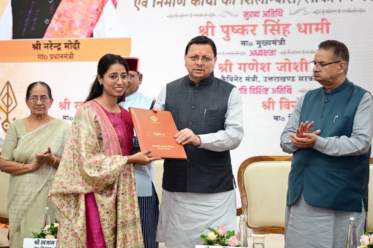 मुख्यमंत्री पुष्कर धामी ने 15 सहायक अध्यापकों को दिए नियुक्ति पत्र, 15 करोड़ की योजनाओं का लोकार्पण-शिलान्यास