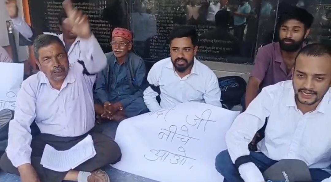 प्रधानमंत्री नरेन्द्र मोदी के उत्तरकाशी के हवाई सर्वेक्षण से पहले स्थानीय लोगों ने जताया विरोध, काली पट्टी बांध कर जमकर की नारेबाजी