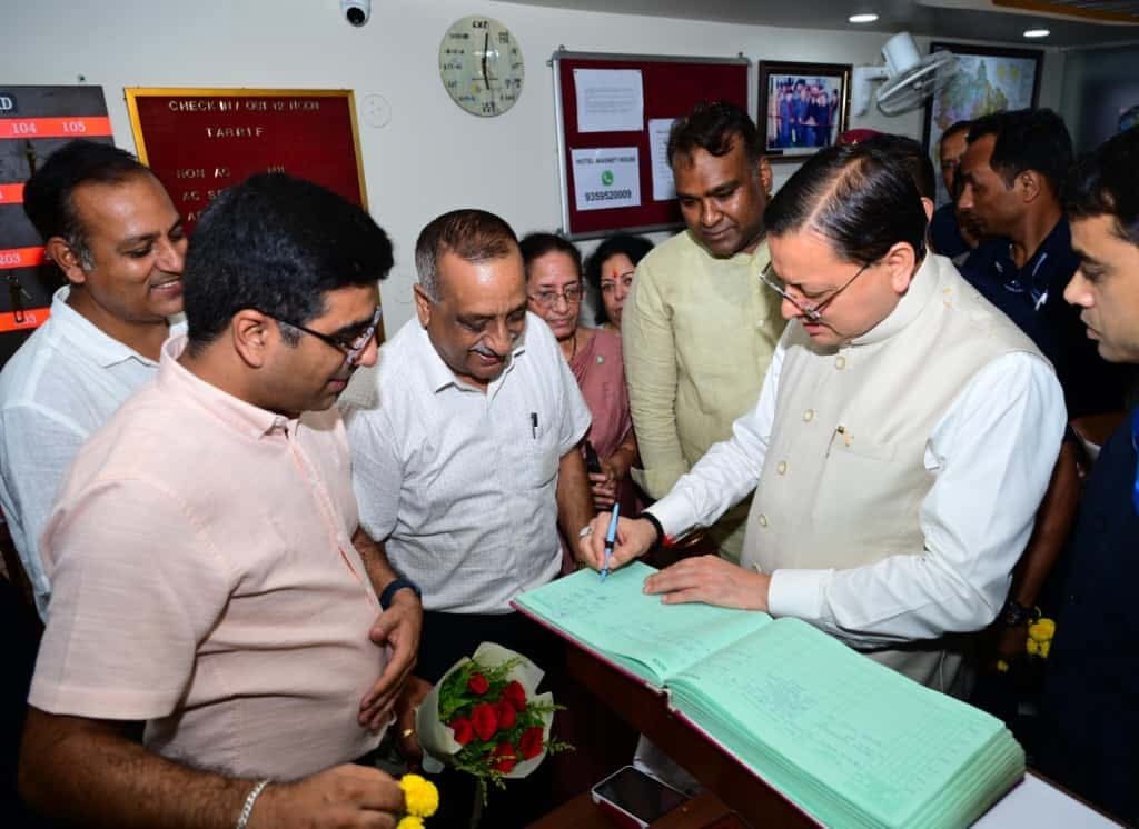 मुख्यमंत्री पुष्कर सिंह धामी ने देहरादून स्थित बाज़ार में स्थानीय व्यापारियों से भेंट कर नेक्स्ट जनरेशन GST रिफार्म के विषय में उनका फीडबैक लिया….