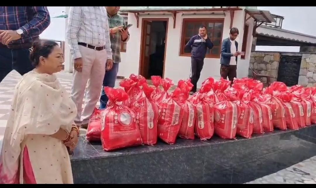 मसूरी आपदा में कांग्रेस मैदान में, सरकार पर भेदभाव का आरोप, गोदावरी थापली ने कहा, फोटो सेशन में व्यस्त है सरकार, हम पैदल पहुंचा रहे हैं राशन