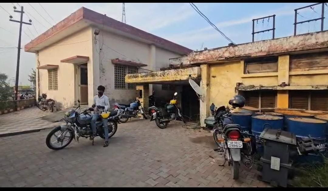 बड़े पैमाने पर चल रहा था विद्युत चोरी का कार्य विद्युत कर्मी सहित 5 लोगों की गिरफ्तारी , विभाग में हड़कंप