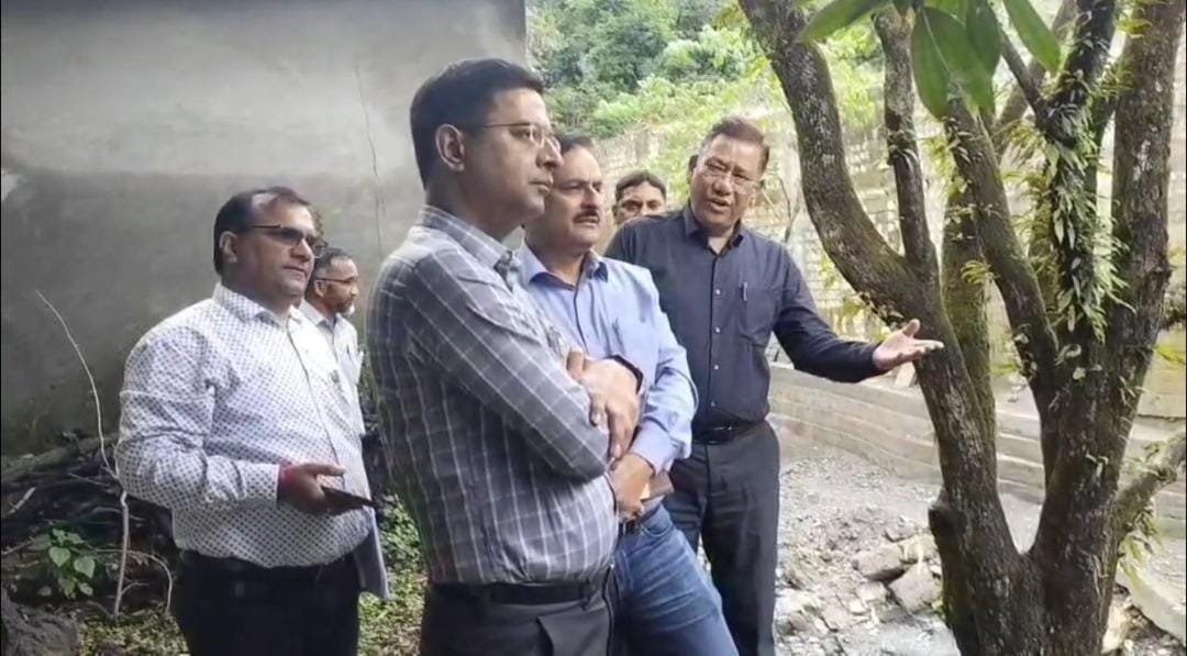 मसूरी देहरादून मार्ग के लोक निर्माण विभाग के सचिव पंकज पांडे ने किया निरीक्षण, अक्टूबर के अंत तक सड़कों की मरम्मत और मलबा हटाने के निर्देश