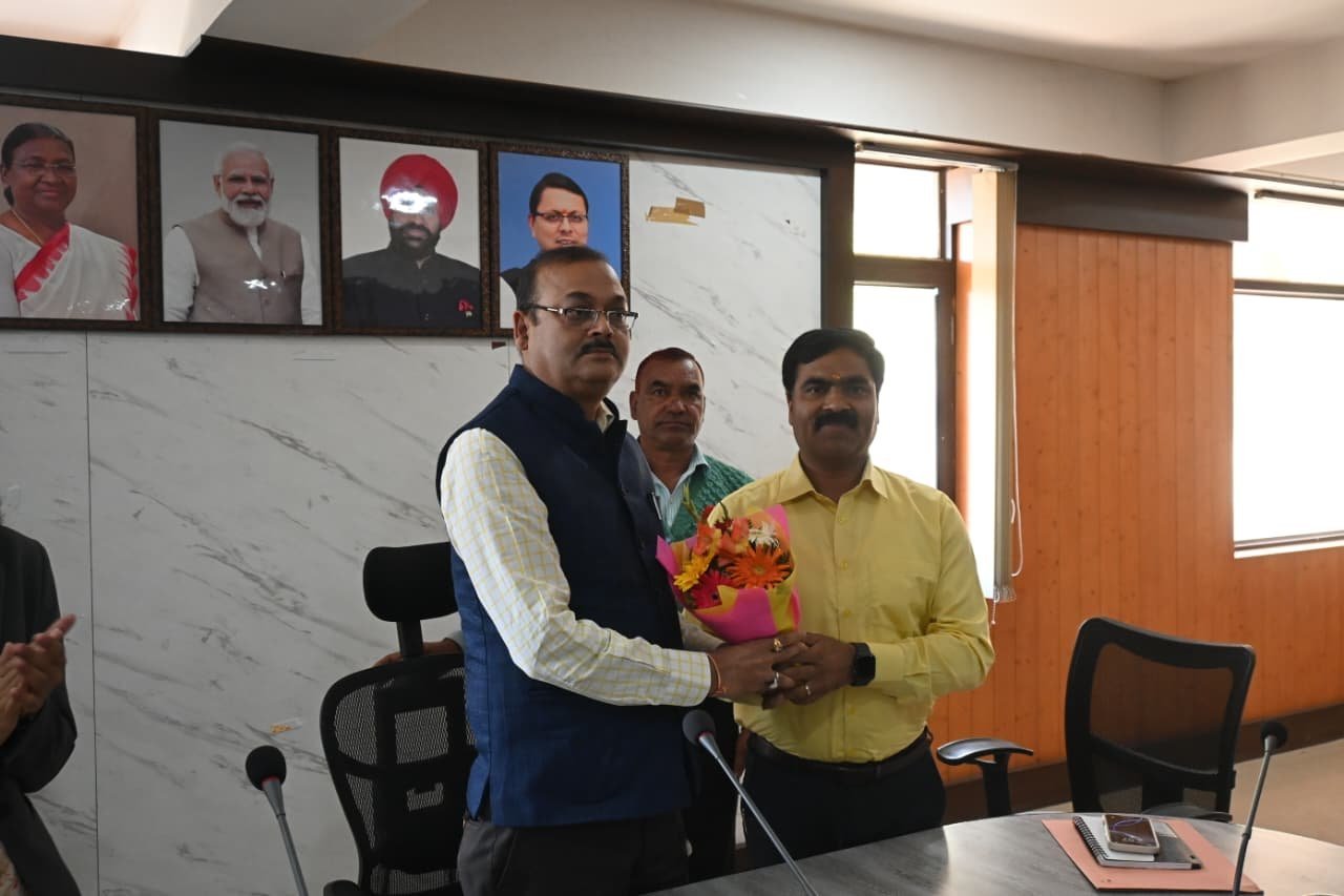 अल्मोड़ा के डीएम आलोक कुमार पांडेय को दी गई विदाई, करीब एक वर्ष 2 माह तक दी सेवाएं
