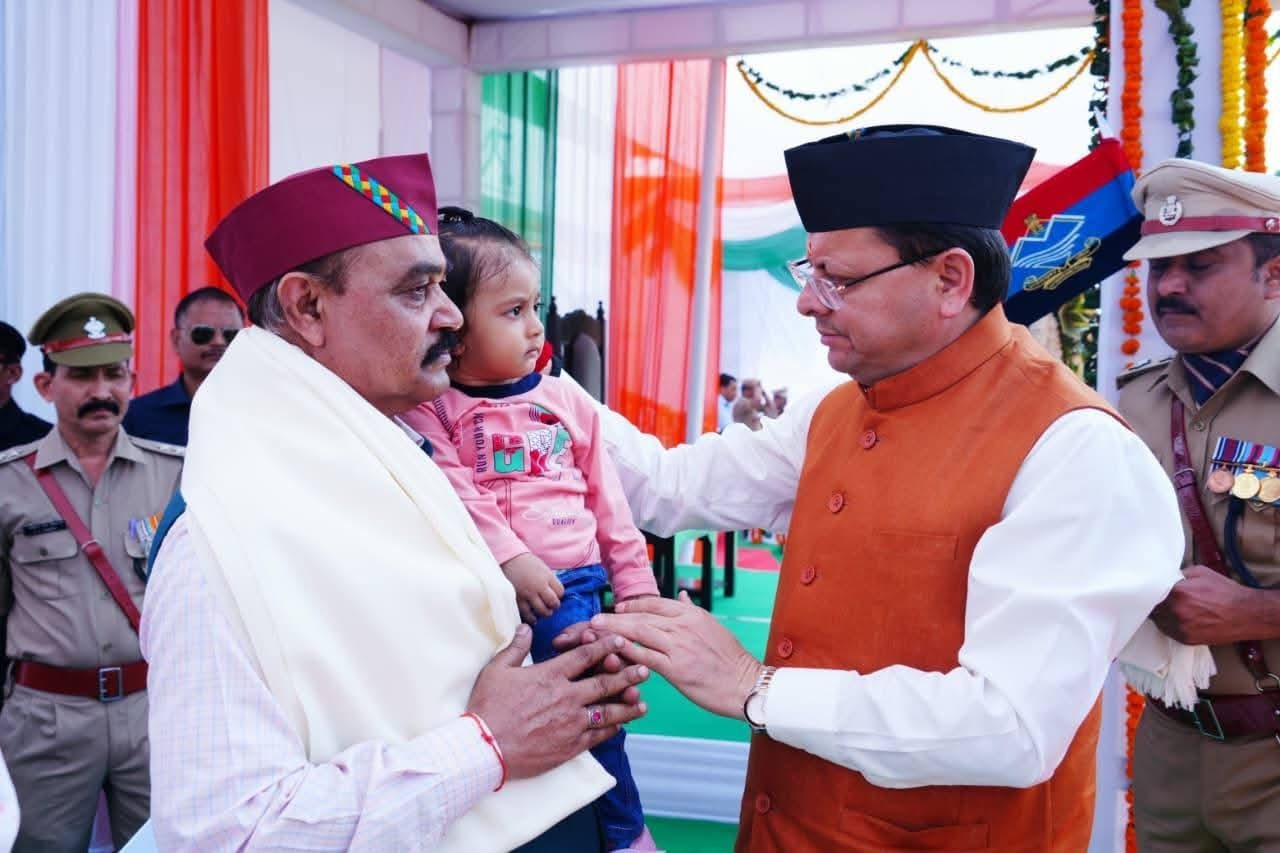 मुख्यमंत्री धामी ने पुलिस स्मृति दिवस के अवसर पर आयोजित कार्यक्रम में अर्धसैन्य बलों के वीर शहीदों को पुष्पचक्र अर्पित कर श्रद्धांजलि दी