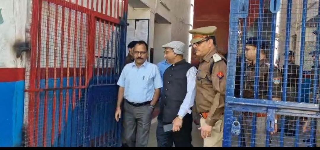 जेल के नियमित निरीक्षण पर पहुंचे डीएम,स्किल डेवलपमेंट को बढ़ाने पर दिया जोर