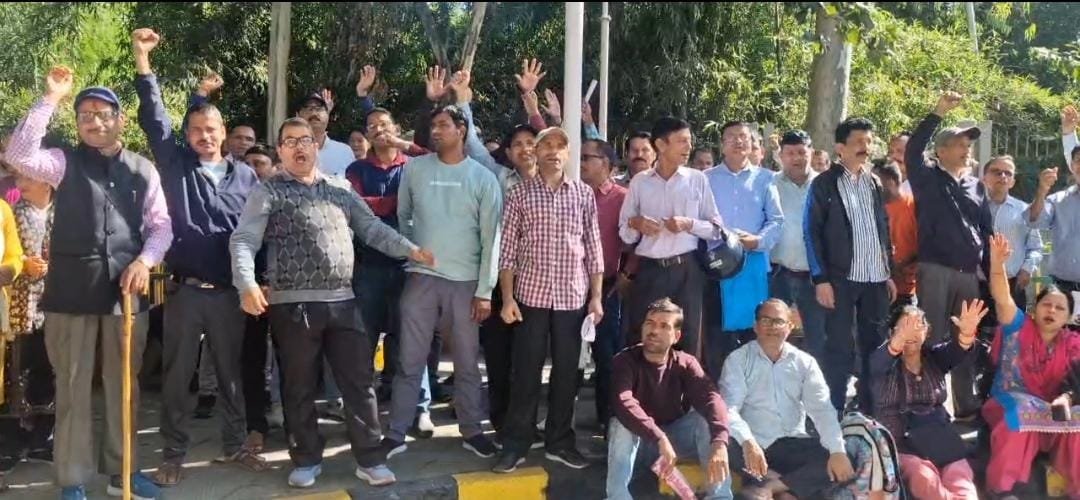 सुशीला तिवारी अस्पताल में उपनल कर्मियों की हड़ताल जारी, समान वेतन और स्थायीकरण की मांग पर अड़े कर्मचारी