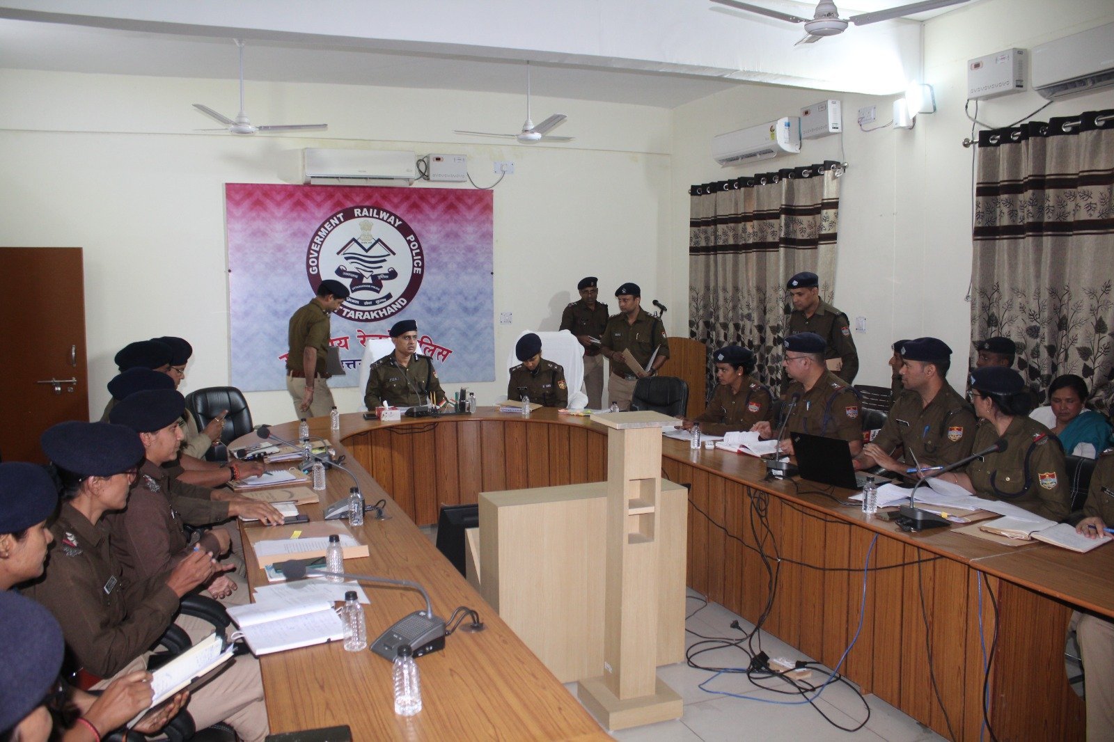 पुलिस महानिरीक्षक रेलवेज उत्तराखण्ड महोदय द्वारा जीआरपी मुख्यालय हरिद्वार के सभागार में अपराध व प्रशासनिक कार्यो की गई समीक्षा