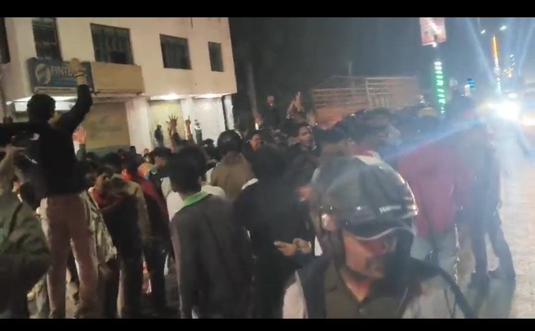 हल्द्वानी में मांस का टुकड़ा मिलने से बवाल, हिंदूवादी संगठनों ने किया विरोध प्रदर्शन